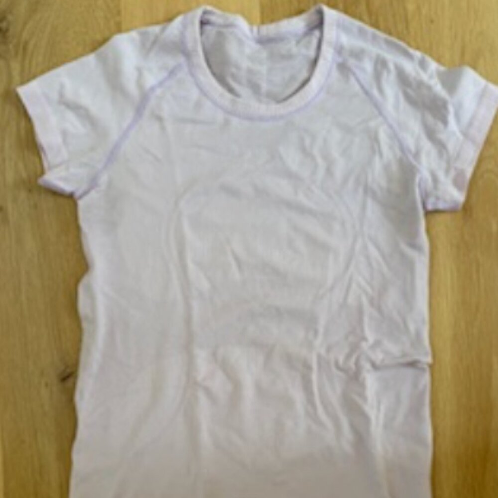 LULULEMON SWIFTLY TECH SHORT SLEEVE 2.0 SIZE 6 IN LAVENDER  HIP LENGHT